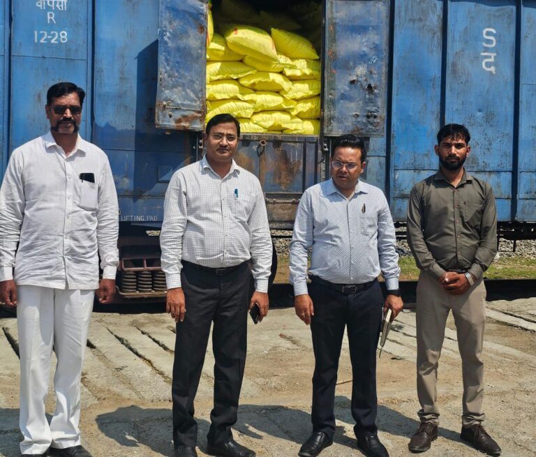 आनंदनगर रैक पॉइंट पर इफको यूरिया की फुल रैक पहुंची, डीएम के प्रयास से किसानों को बड़ी राहत