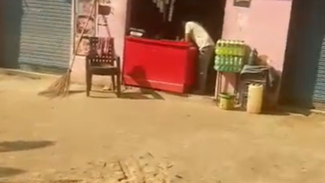 बदायूं में परचून की दुकान से बिक रही अवैध शराब, वीडियो वायरल