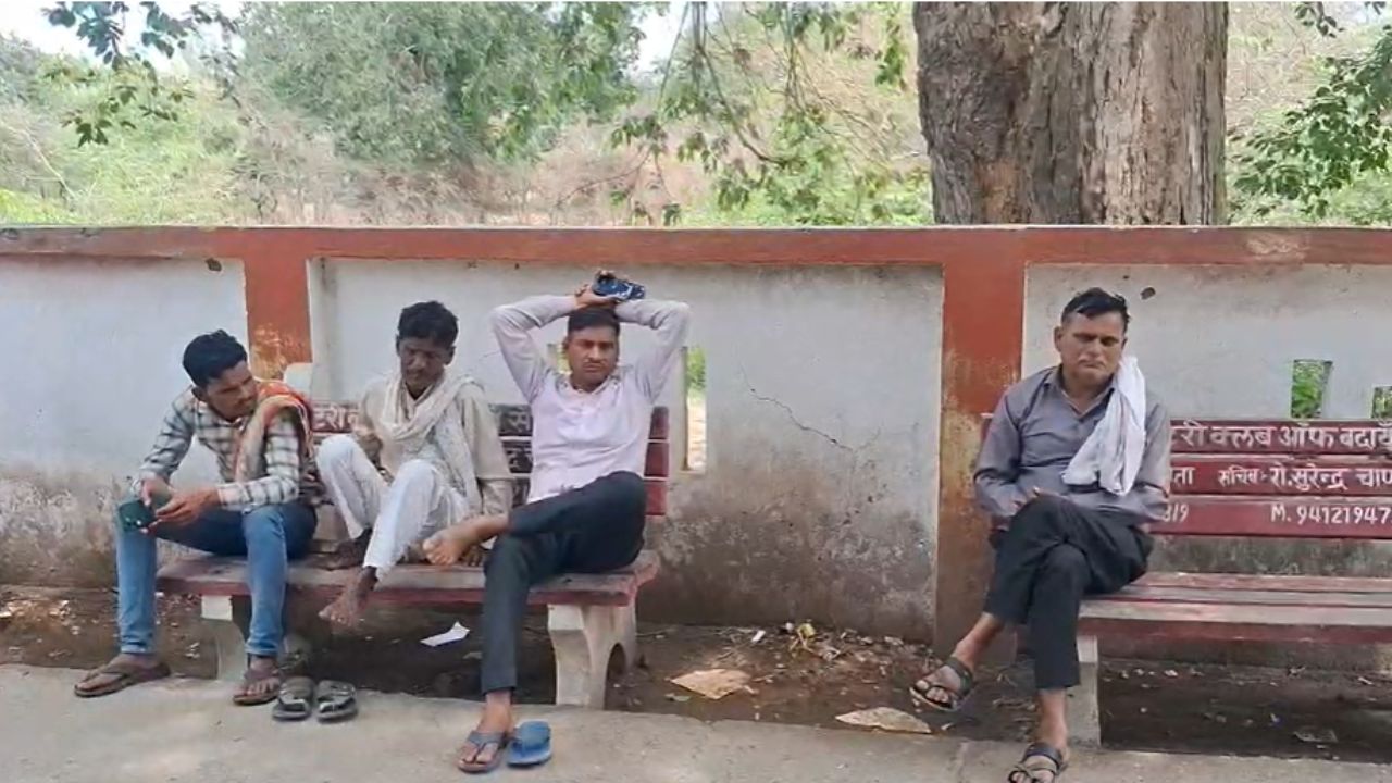 बदायूं में हादसा: छत पर टहल रहे युवक को लगा करंट, मौत से परिवार में कोहराम