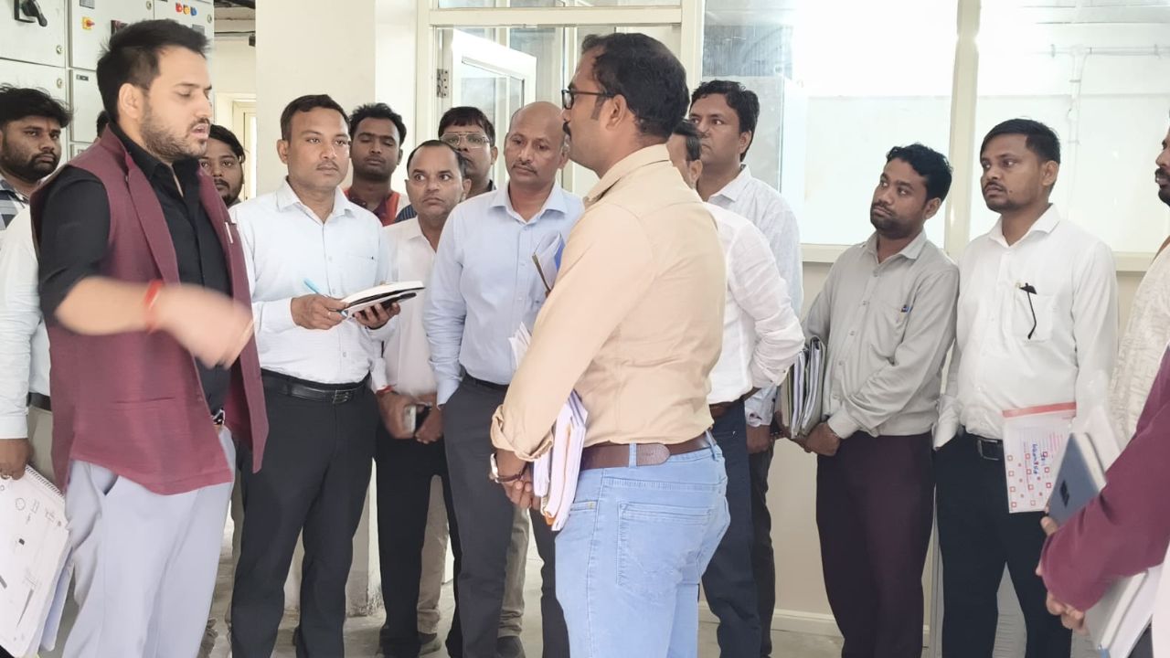 सोनभद्र में पेयजल योजना पर DM का अचानक निरीक्षण, लापरवाही पर मचा हड़कंप