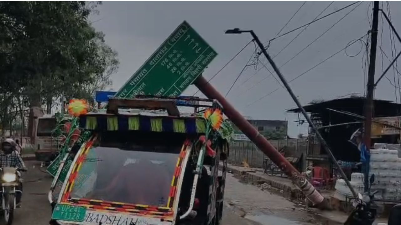 UP News: बदायूं में आफत…तूफान में गिरा स्वागत बोर्ड, लोगों की जान बची
