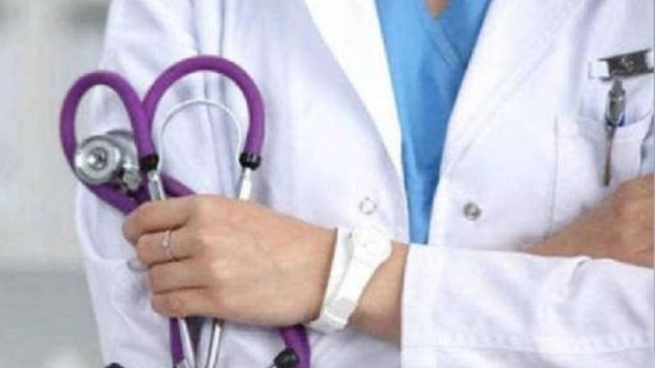 UP में लापरवाह 5 डॉक्टर बर्खास्त, कई जिलों में हड़कंप