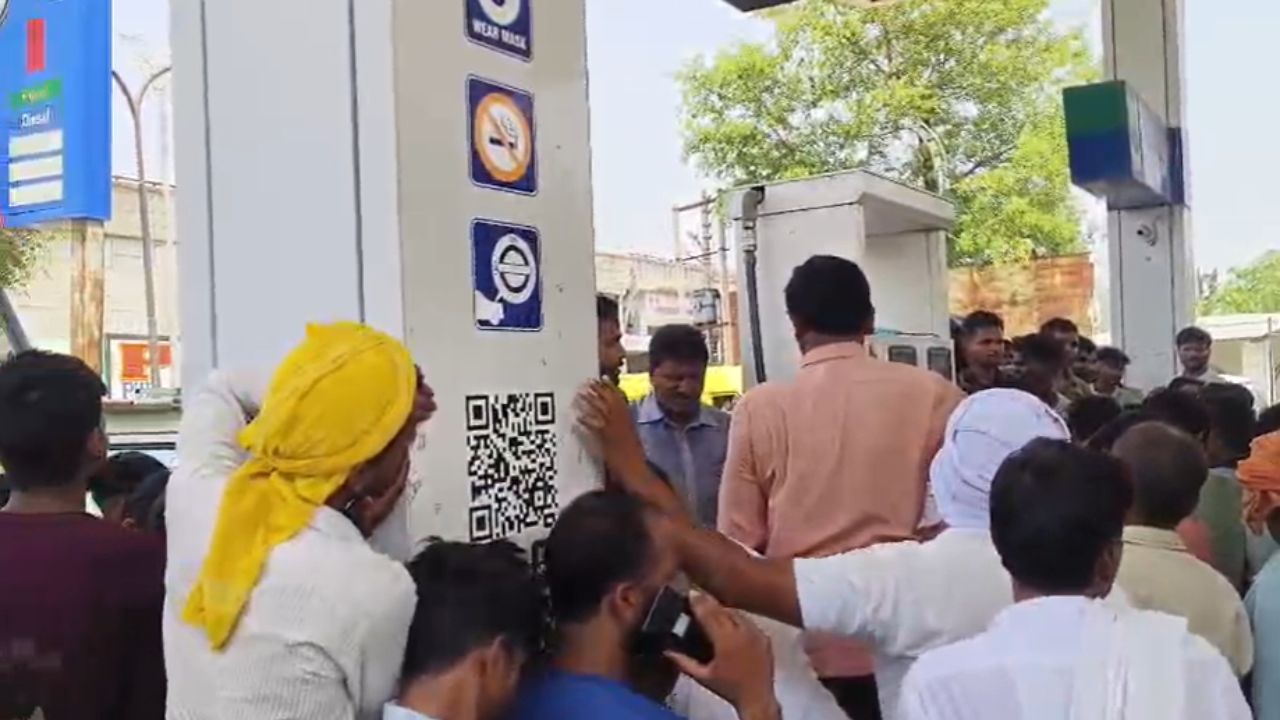 डीजल-पेट्रोल को लेकर फरेंदा के पेट्रोल पंप पर उमड़ी भारी भीड़, लंबी कतारों से लोग परेशान