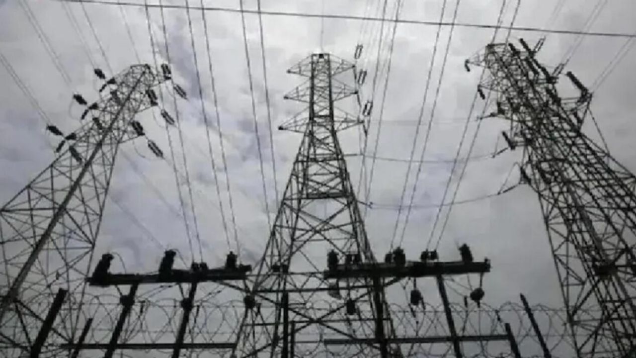 भीषण गर्मी में बिजली कटौती से लोग बेहाल, ग्रामीण क्षेत्रों में बढ़ा आक्रोश