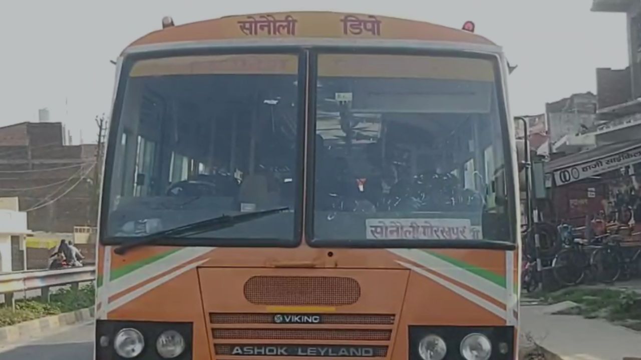 दिनदहाड़े गुंडागर्दी! बाइक से ओवरटेक कर रोकी रोडवेज बस, चालक-परिचालक को पीटा