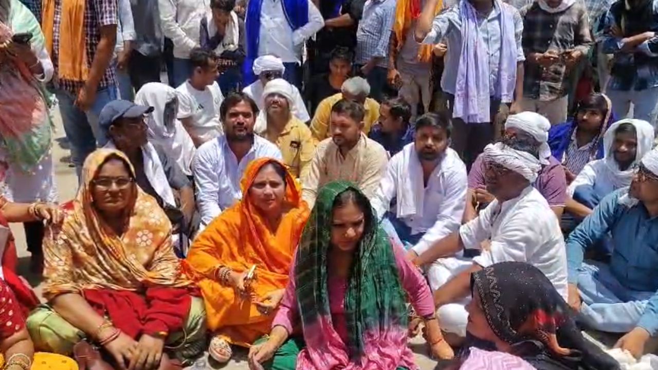 हमीरपुर में NH-34 के चौड़ीकरण और डिवाइडर के लिए डीएम कार्यालय पर जोरदार प्रदर्शन