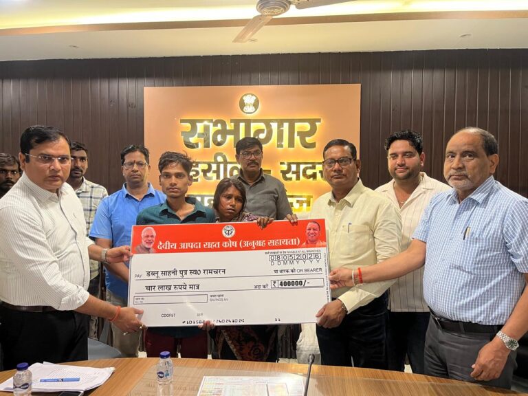 सालंतगढ़ वनटांगिया में हादसे के शिकार बच्चाें के परिवार दी गई आर्थिक मदद