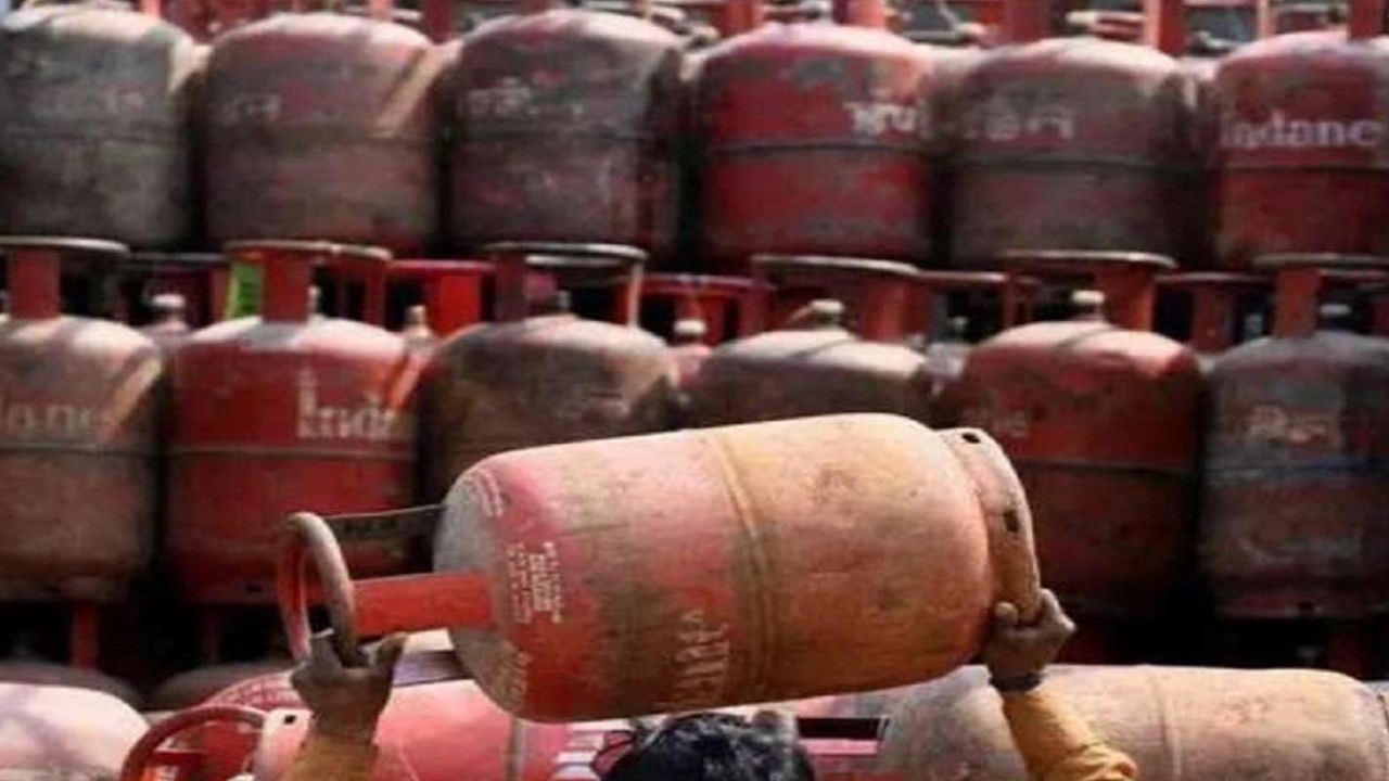 हफ्तों का इंतजार और ओटीपी का खेल, बलरामपुर में हंगामा