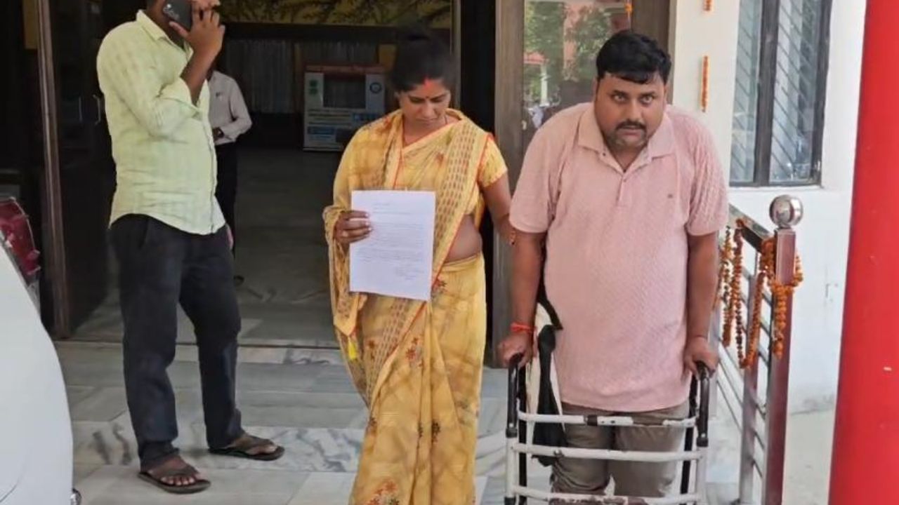 इलाज कराता रहा दर्द बढ़ता रहा… युवक ने लगाई डीएम के यहां न्याय की फरियाद