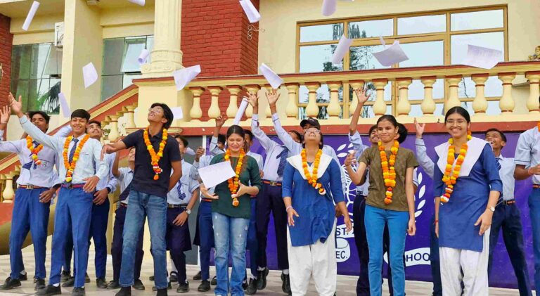 बेटियों ने लहराया परचम, सीबीएसई इंटरमीडिएट परीक्षा में साइना मिश्रा बनीं जिला टॉपर
