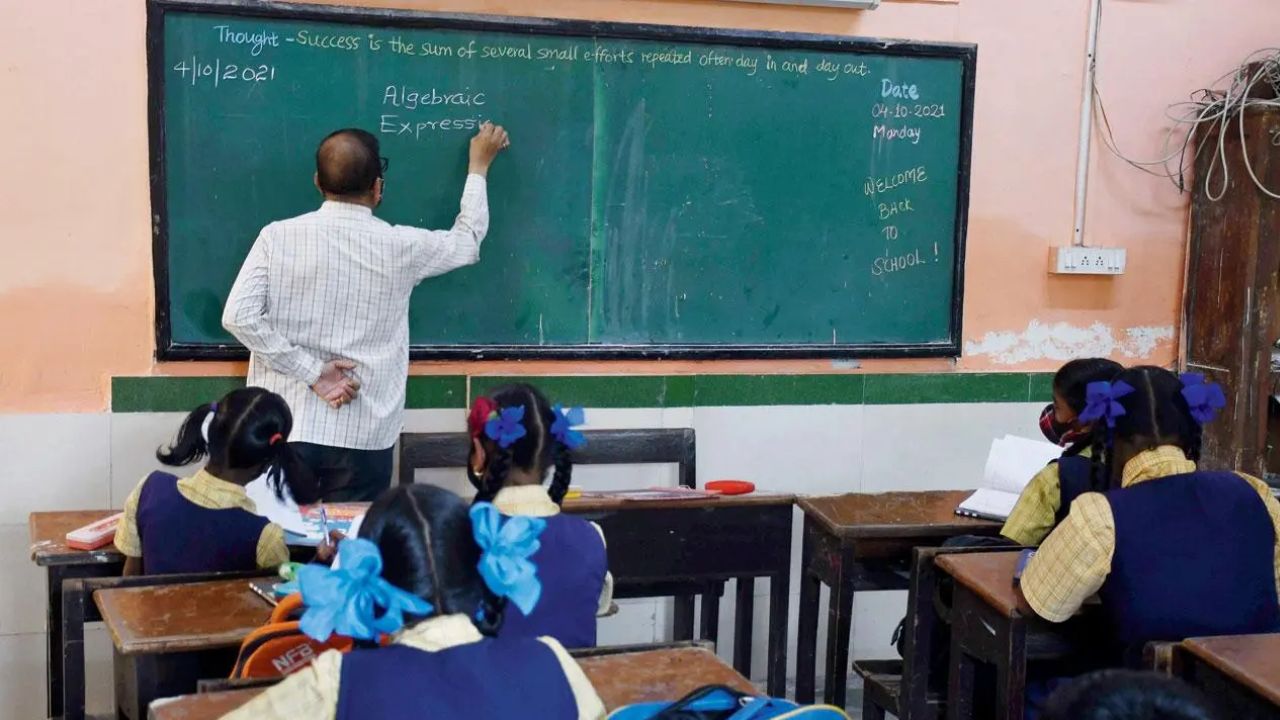 UP News: गर्मी की छुट्टियों में भी नहीं मिलेगी राहत! आखिर क्यों जून-जुलाई में जिला नहीं छोड़ पाएंगे शिक्षक?