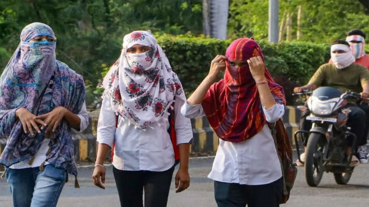 UP Weather: यूपी में फिर लौटेगी भीषण गर्मी, लखनऊ समेत 30 जिलों में लू का अलर्ट, जानें आज का ताजा अपडेट