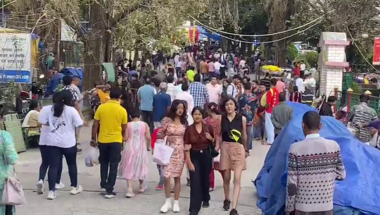 नैनीताल की ठंडी वादियों में उमड़ा सैलानियों का सैलाब, मौसम ने खुश किया लेकिन जाम ने बढ़ाई परेशानी