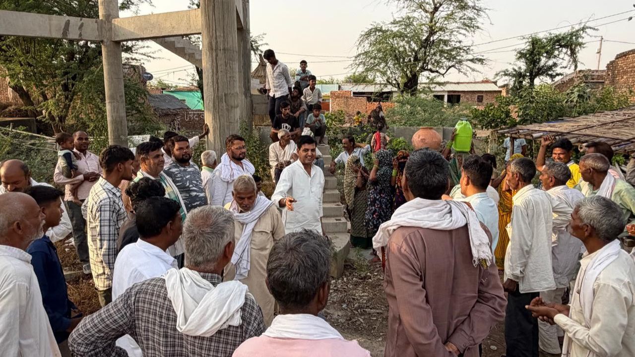 Agra: गुस्साई महिलाओं ने मटके फोड़ निकाली अपनी भड़ास, जमकर की नारेबाजी