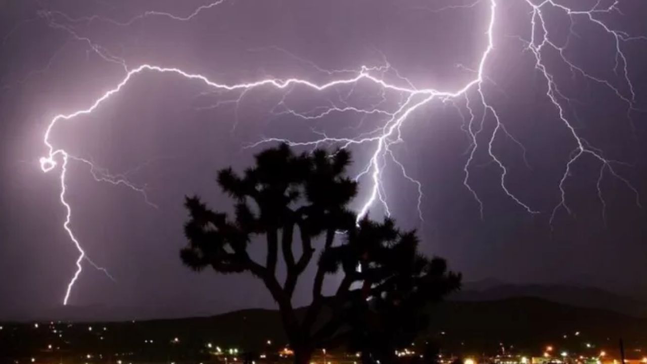 Weather News: यूपी-बिहार समेत कई राज्यों में तेज हवाएं, बारिश और बिजली गिरने की चेतावनी