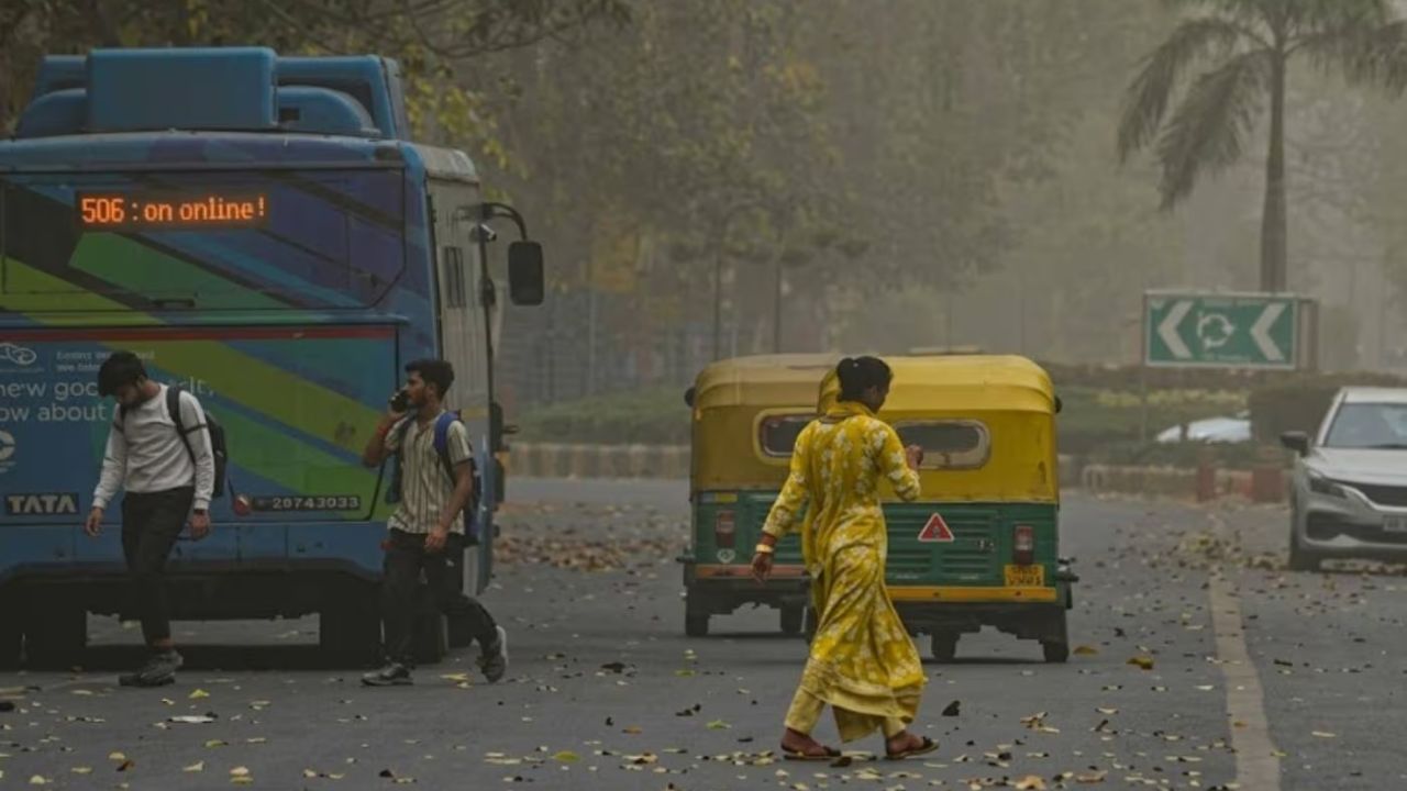 IMD Alert: दिल्ली पर मंडरा रहा मौसम का ‘डबल अटैक’! पहले आंधी-बारिश फिर लौटेगी झुलसाने वाली गर्मी
