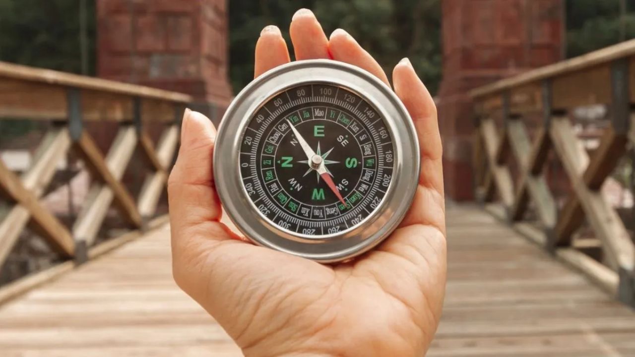 Vastu Tips: पश्चिम दिशा में वास्तु दोष से रुक सकती है तरक्की, जानें क्या रखें और क्या नहीं