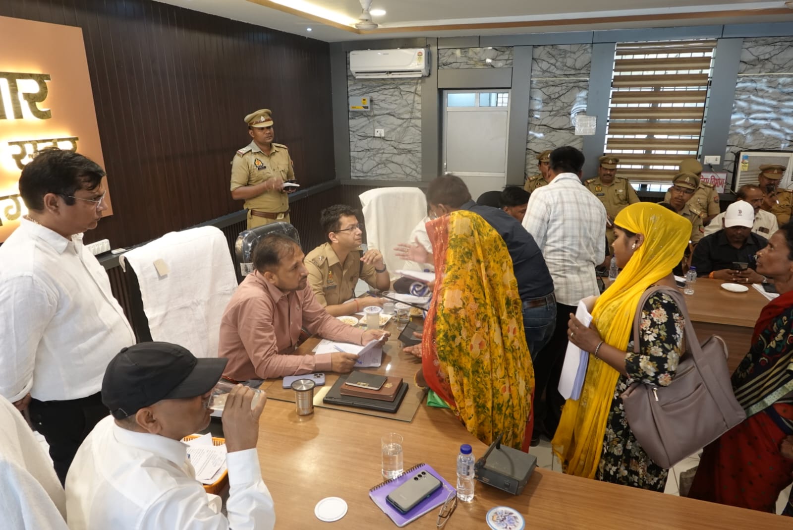 संपूर्ण समाधान दिवस में डीएम सख्त रुख, 4 कर्मचारियों को दी ये हिदायत