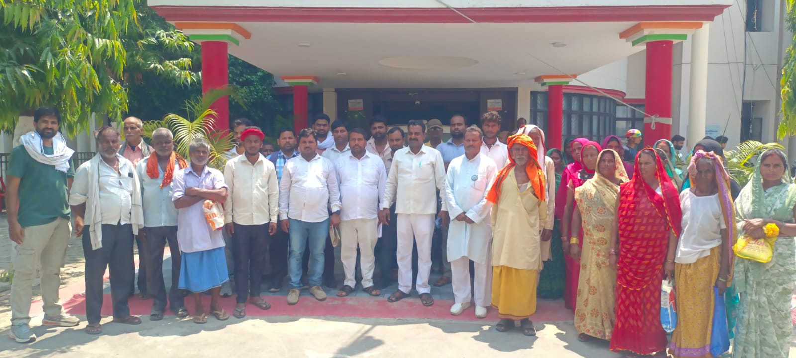 बागापार को नगर पंचायत बनाने और मिनी पावर हाउस की मांग तेज, ग्रामीणों ने डीएम को सौंपा ज्ञापन