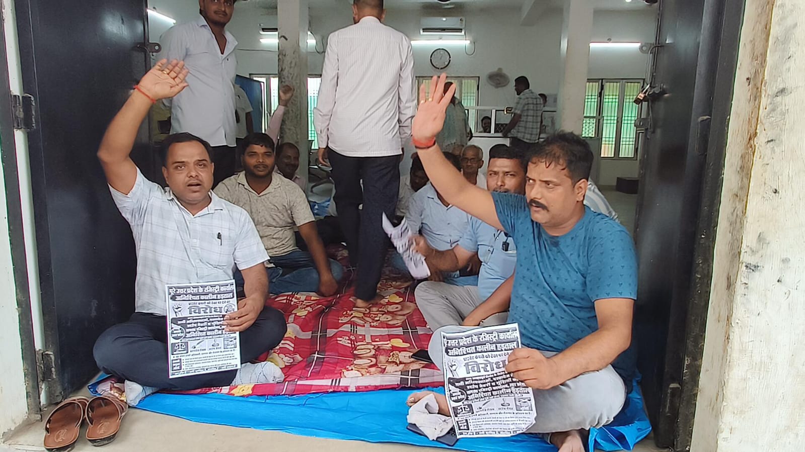 महराजगंज रजिस्ट्री कार्यालय में अधिवक्ता बैठे धरने पर, जानिए पूरा मामला