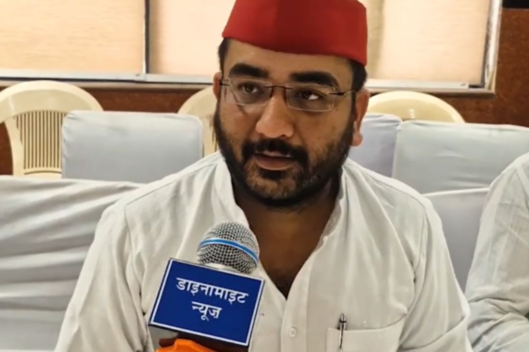 नोएडा में यूनिपोल का ‘खतरनाक जाल’, सपा अध्यक्ष ने अमित शाह तक पहुंचाई बात