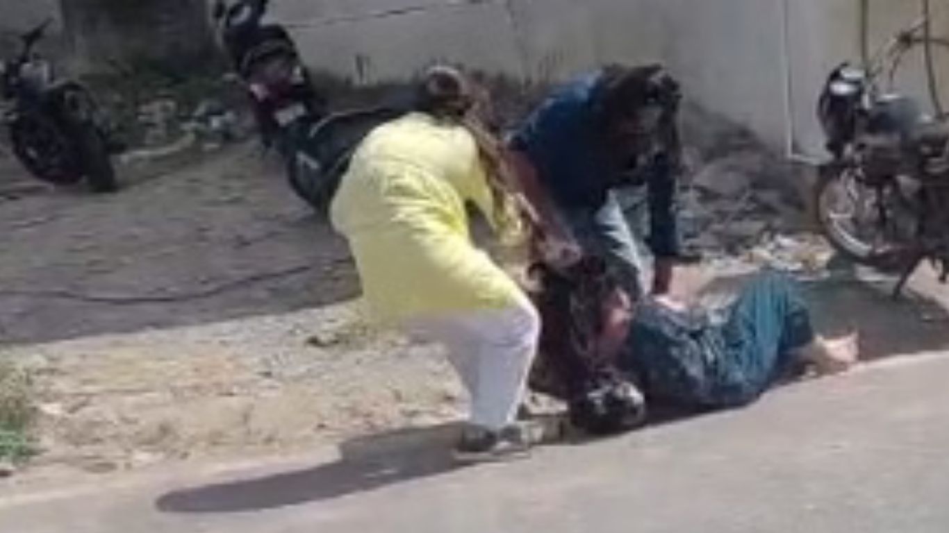 UP News: शादीशुदा शख्स संग दिखी महिला, पत्नी ने बीच सड़क पर उतार दिया ‘प्यार का भूत’; पति खड़ा देखता रह गया