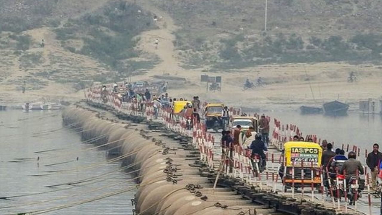चीख उठे लोग! देखते ही देखते नदी में समा गई पोकलेन, बीच से टूट गया पीपों का पुल