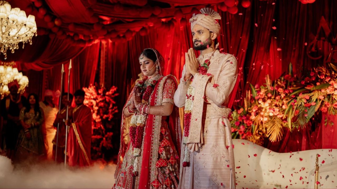 विवाह के लिए विशेष रूप से तैयार किए गए मुख्य मंडप को भगवान देवाधिदेव महादेव की नगरी की महिमा के अनुरूप 'शिव मंदिर थीम' पर बेहद खूबसूरत ढंग से सजाया गया था। सुरक्षा और गोपनीयता का विशेष ध्यान रखते हुए होटल के मेन गेट पर सभी मेहमानों की एंट्री अनिवार्य डिजिटल क्यूआर (QR) कोड को स्कैन करने के बाद ही सुनिश्चित की गई थी। (Img- Facebook)