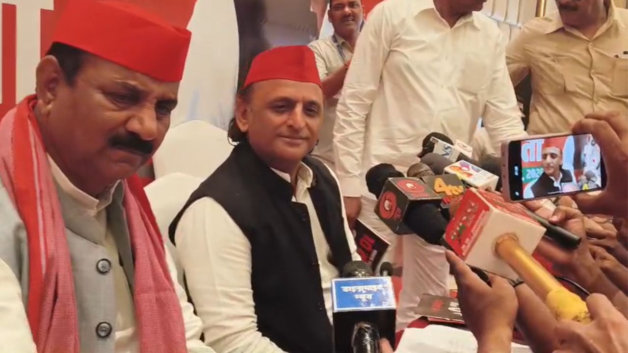 Akhilesh Yadav on Paper Leak: प्रयागराज में पेपर लीक को लेकर सरकार पर बरसे अखिलेश यादव, जानिये क्या कहा