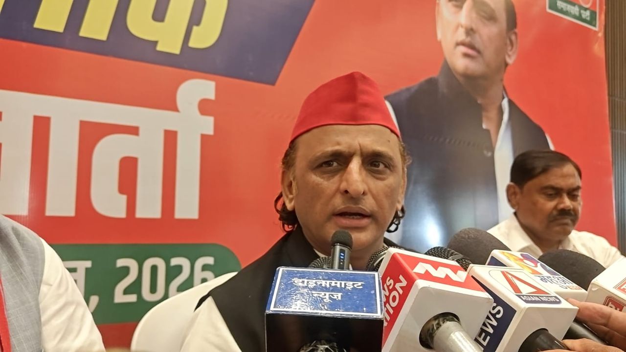 Akhilesh Yadav on Paper Leak: प्रयागराज में पेपर लीक को लेकर सरकार पर बरसे अखिलेश यादव, जानिये क्या कहा