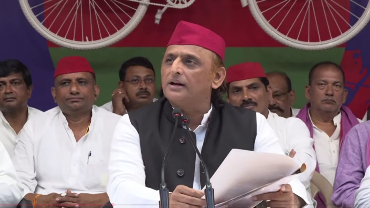 अखिलेश यादव ने दावा किया कि 2017 में जितने प्राइमरी स्कूल प्रदेश में संचालित थे, उनकी तुलना में 2026 तक हजारों स्कूल बंद हो चुके हैं। उन्होंने कहा कि गोरखपुर में करीब 500 प्राइमरी स्कूल बंद किए जाने की बात सामने आ रही है, जिससे न केवल शिक्षा प्रभावित हुई है बल्कि शिक्षकों और कर्मचारियों की नौकरियां भी प्रभावित हुई हैं। Image Source: Akhilesh Yadav PC) 