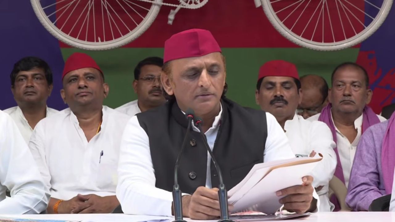 सपा प्रमुख ने आरोप लगाया कि उत्तर प्रदेश में दलित समाज के खिलाफ अपराधों में 33 प्रतिशत तक की वृद्धि हुई है। उन्होंने कहा कि महिलाओं के खिलाफ अपराधों का ग्राफ भी लगातार बढ़ रहा है, जो कानून-व्यवस्था की स्थिति पर गंभीर सवाल खड़े करता है। Image Source: Akhilesh Yadav PC) 