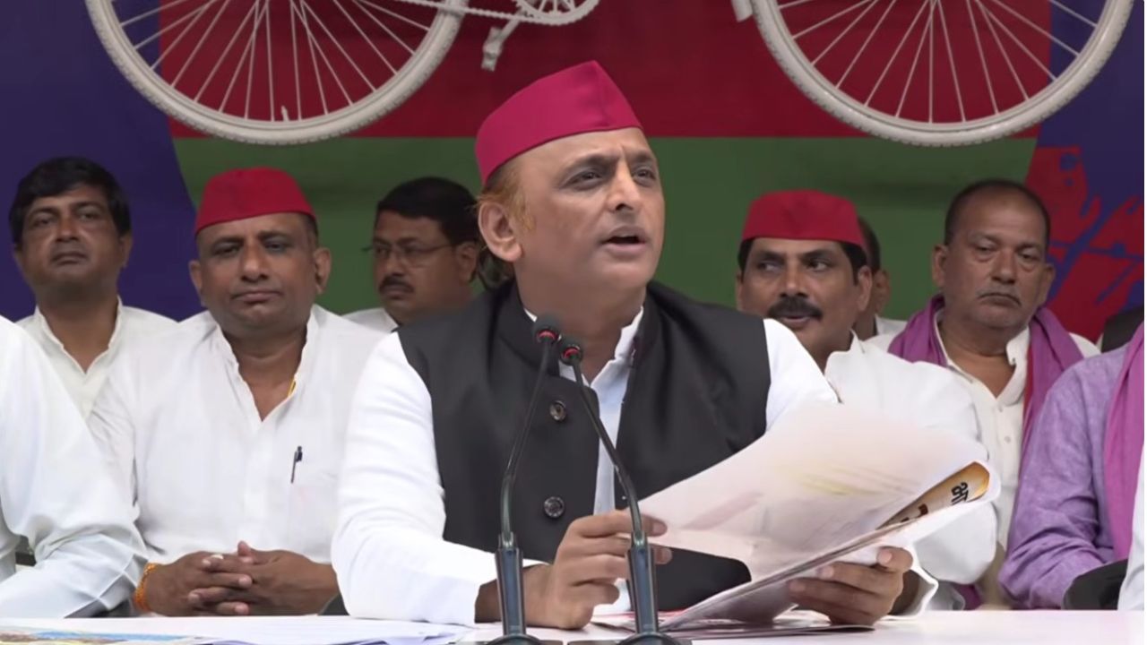 समाजवादी पार्टी के राष्ट्रीय अध्यक्ष अखिलेश यादव ने लखनऊ से प्रेस कॉन्फ्रेंस के दौरान उत्तर प्रदेश सरकार पर कई गंभीर आरोप लगाए। उन्होंने शिक्षा, स्वास्थ्य, कानून-व्यवस्था और सामाजिक न्याय से जुड़े मुद्दों को लेकर सरकार की नीतियों पर सवाल उठाए। (Image Source: Akhilesh Yadav PC)
