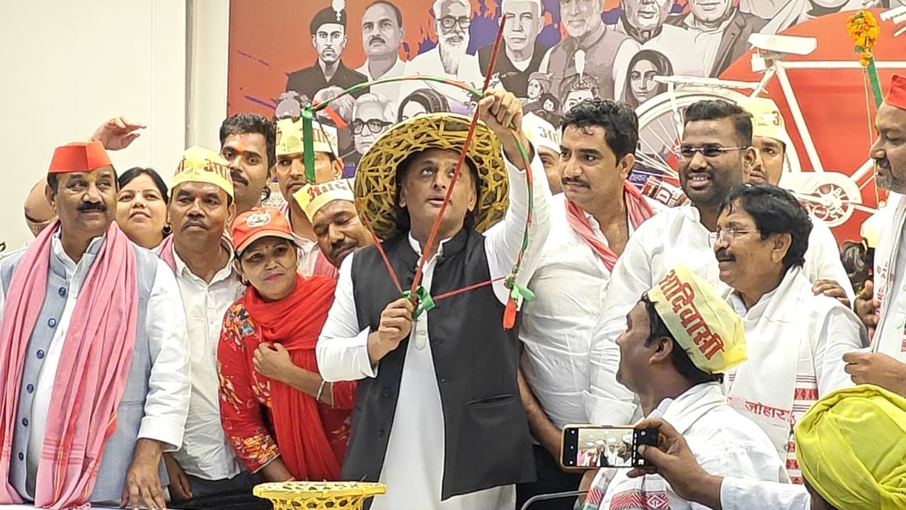 तीर-कमान, नजर आसमान; नई टोपी, नया सम्मान; लखनऊ में अखिलेश यादव का अलग अंदाज