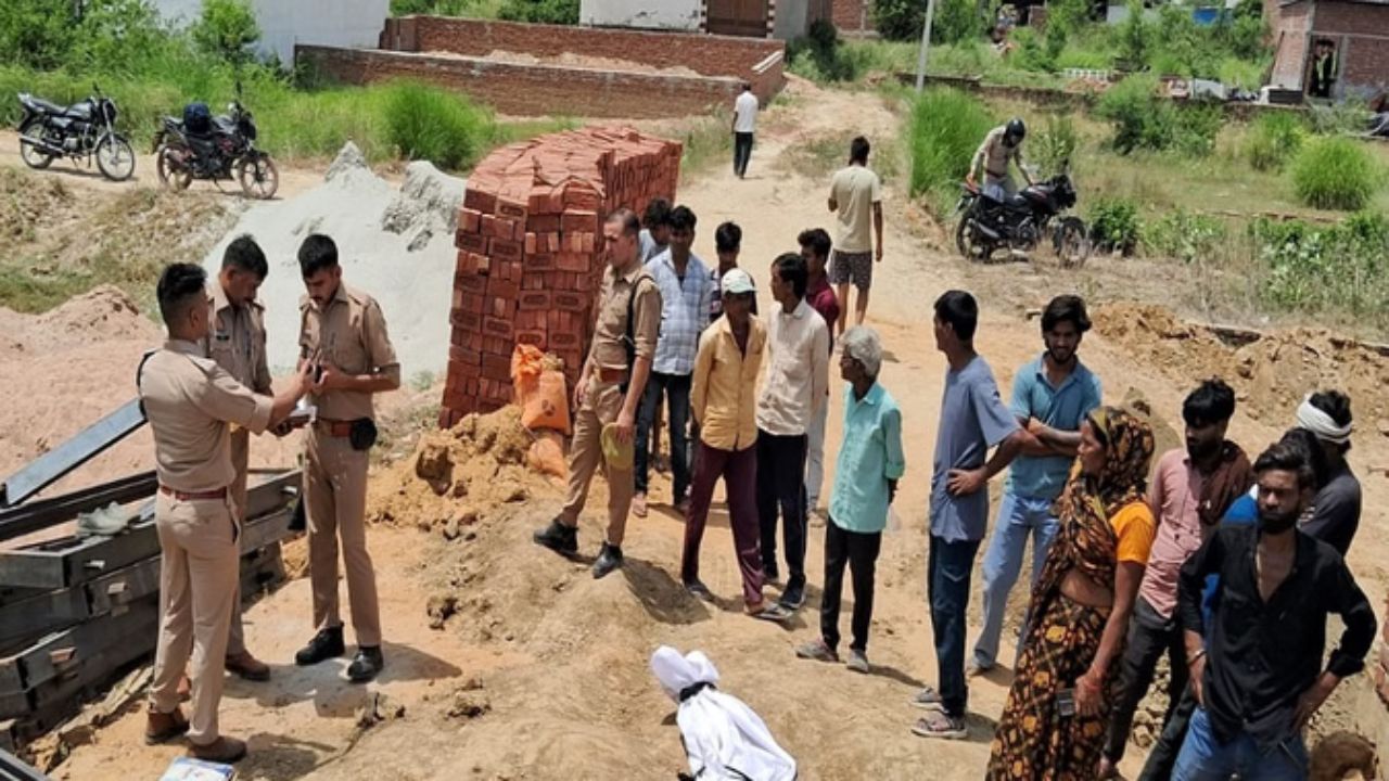 Aligarh Accident: सोते हुए मजदूर पर डंपर से उंडेली मिट्टी, मलबे में दबकर हुई दर्दनाक मौत