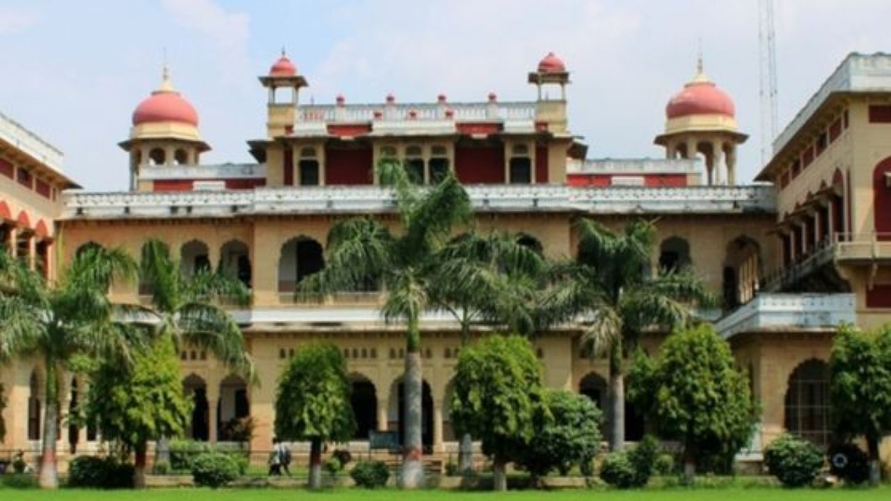 Prayagraj News: बिना बिजली और अधूरे भवन को बना दिया NEET परीक्षा केंद्र, ऐन वक्त पर बदला गया सेंटर