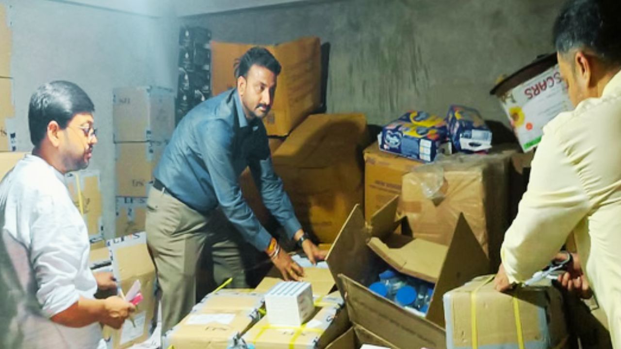 औषधि विभाग की टीम रह गई दंग, माफिया ने रात में गोदाम तोड़कर बाहर फेंकी सैंपल दवाएं