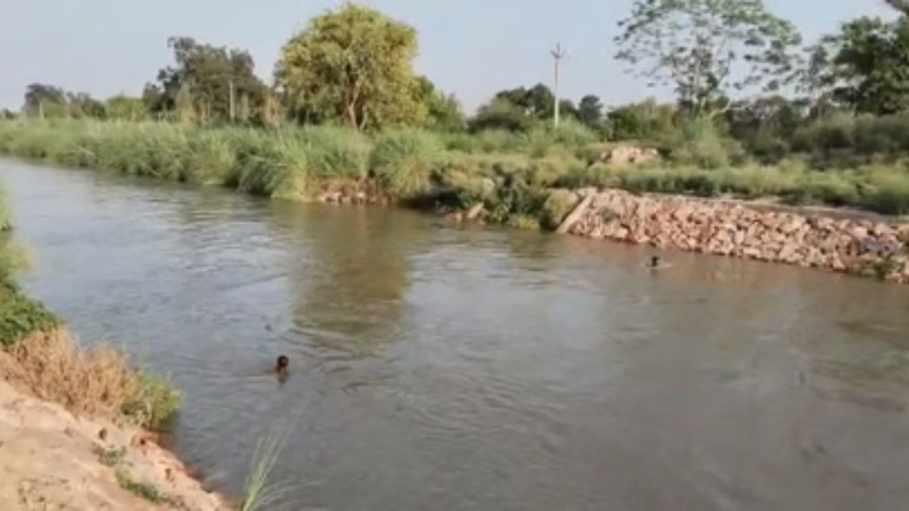 बेटी के साथ गई थी कपड़े खरीदने, घर लौटते वक्त पुल के पास ऐसा क्या हुआ कि नहर में कूद गई मां?