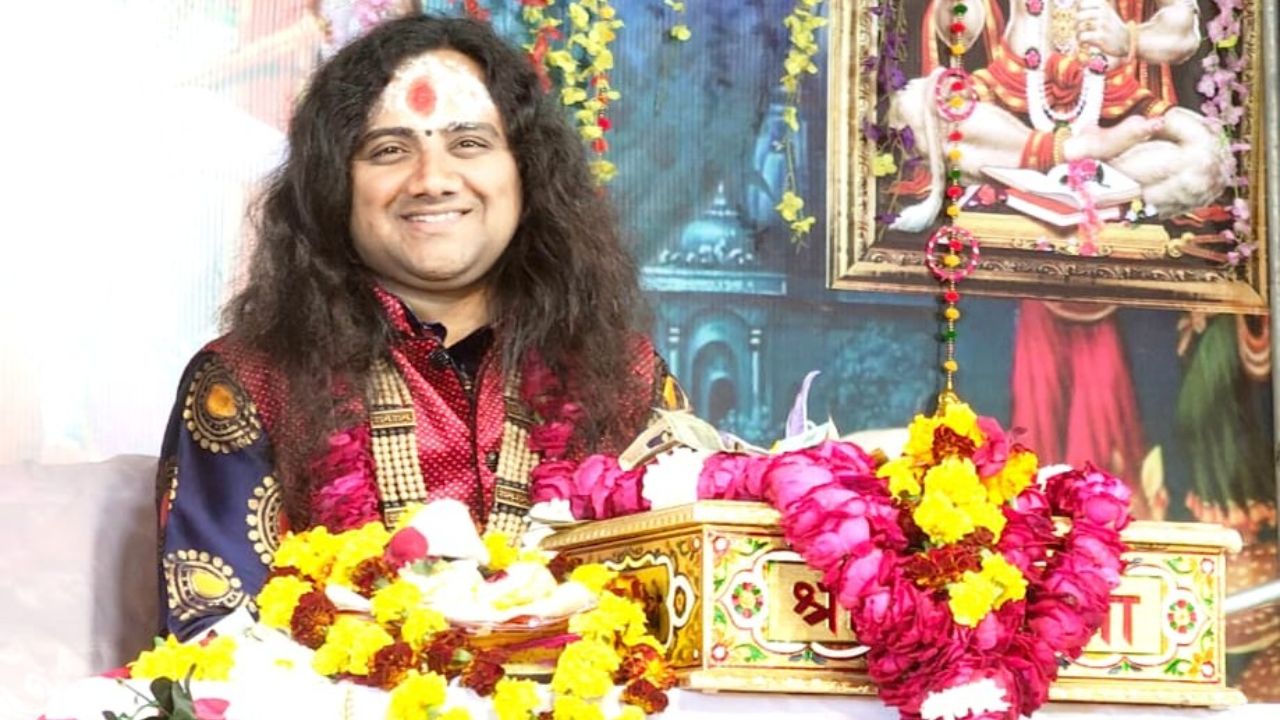 कथा वाचन की आड़ में खेल? पवन देव महाराज पर रेप का आरोप, केस दर्ज
