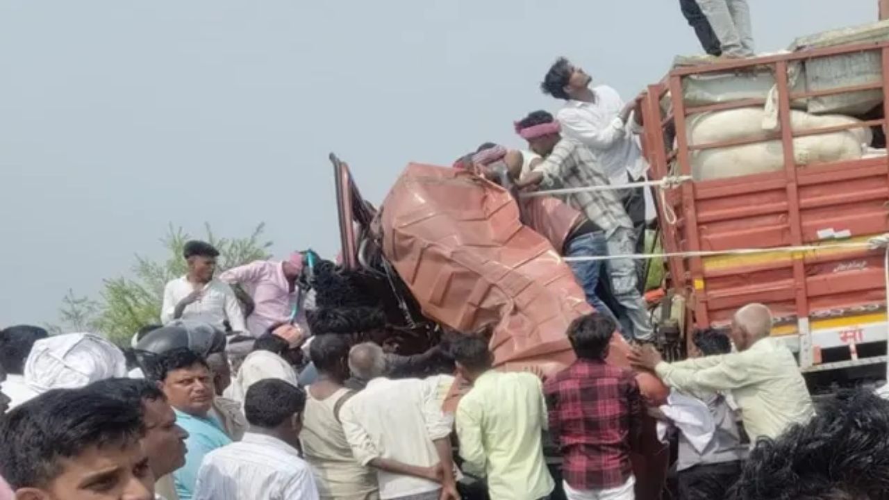 Azamgarh Road Accident: पूर्वांचल एक्सप्रेसवे पर भीषण हादसा, डीसीएम चालक समेत दो की मौत, नौ घायल