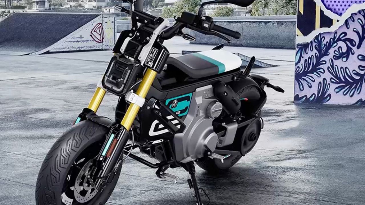 वहीं, BMW का थोड़ा किफायती मॉडल CE 02 है, जिसकी एक्स-शोरूम कीमत 4.49 लाख रुपये है। इसे शहर में रोजाना इस्तेमाल के लिए तैयार किया गया है, जिसमें 15bhp की पावर के साथ फ्लो, सर्फ और फ्लैश जैसे राइडिंग मोड और कीलेस स्टार्ट जैसे फीचर्स मिलते हैं। (Img- Pinterest)