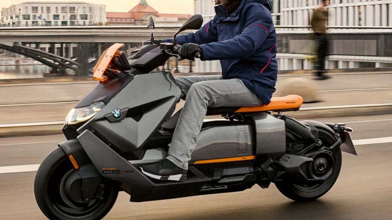 BMW CE 04 भारतीय बाजार में उपलब्ध सबसे महंगे इलेक्ट्रिक स्कूटरों में से एक है। इसका डिजाइन पारंपरिक स्कूटरों से बिल्कुल अलग और फ्यूचरिस्टिक है। इसकी बैटरी को नीचे की ओर लगाया गया है, जिससे स्कूटर का संतुलन बेहतर बना रहता है और राइडिंग अनुभव शानदार मिलता है। इसमें लिक्विड-कूल्ड इलेक्ट्रिक मोटर दी गई है और यह फुल चार्ज होने पर करीब 130 किलोमीटर तक चल सकता है। इसकी एक्स-शोरूम कीमत लगभग 15.25 लाख रुपये है। (Img- Pinterest)