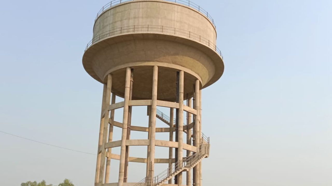 Badaun News: टंकी पर चढ़ा युवक, तहसील में मचा हड़कंप; रिश्वत लेकर काम न करने का आरोप
