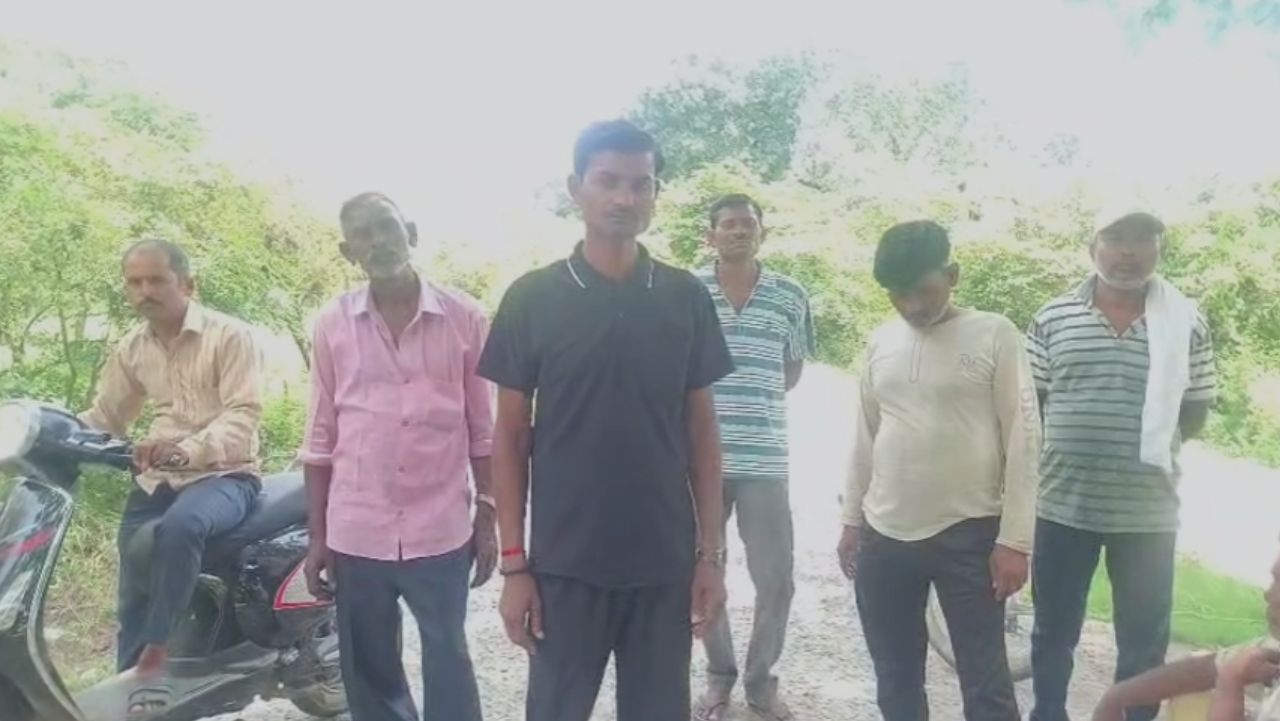 इस दर्दनाक कांड के बाद पूरे गांव में बिजली विभाग के खिलाफ भारी आक्रोश है। ग्रामीणों का आरोप है कि खेतों के ऊपर से गुजर रहे हाईटेंशन तार काफी समय से जर्जर हैं और नीचे लटके हुए हैं। हरी-भरी फसलों के बीच ये तार मौत का जाल बने हुए थे। ग्रामीणों ने कई बार लिखित शिकायत की थी, लेकिन अफसरों के कान पर जूं तक नहीं रेंगी।