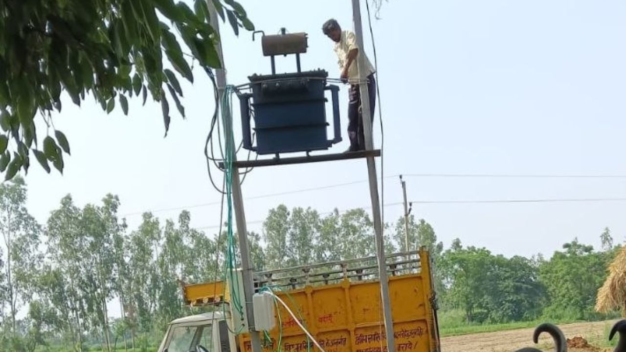 डाइनामाइट न्यूज के असर का बड़ा प्रभाव! 15 दिन बाद गांव में लौटी बिजली, लगा नया ट्रांसफार्मर