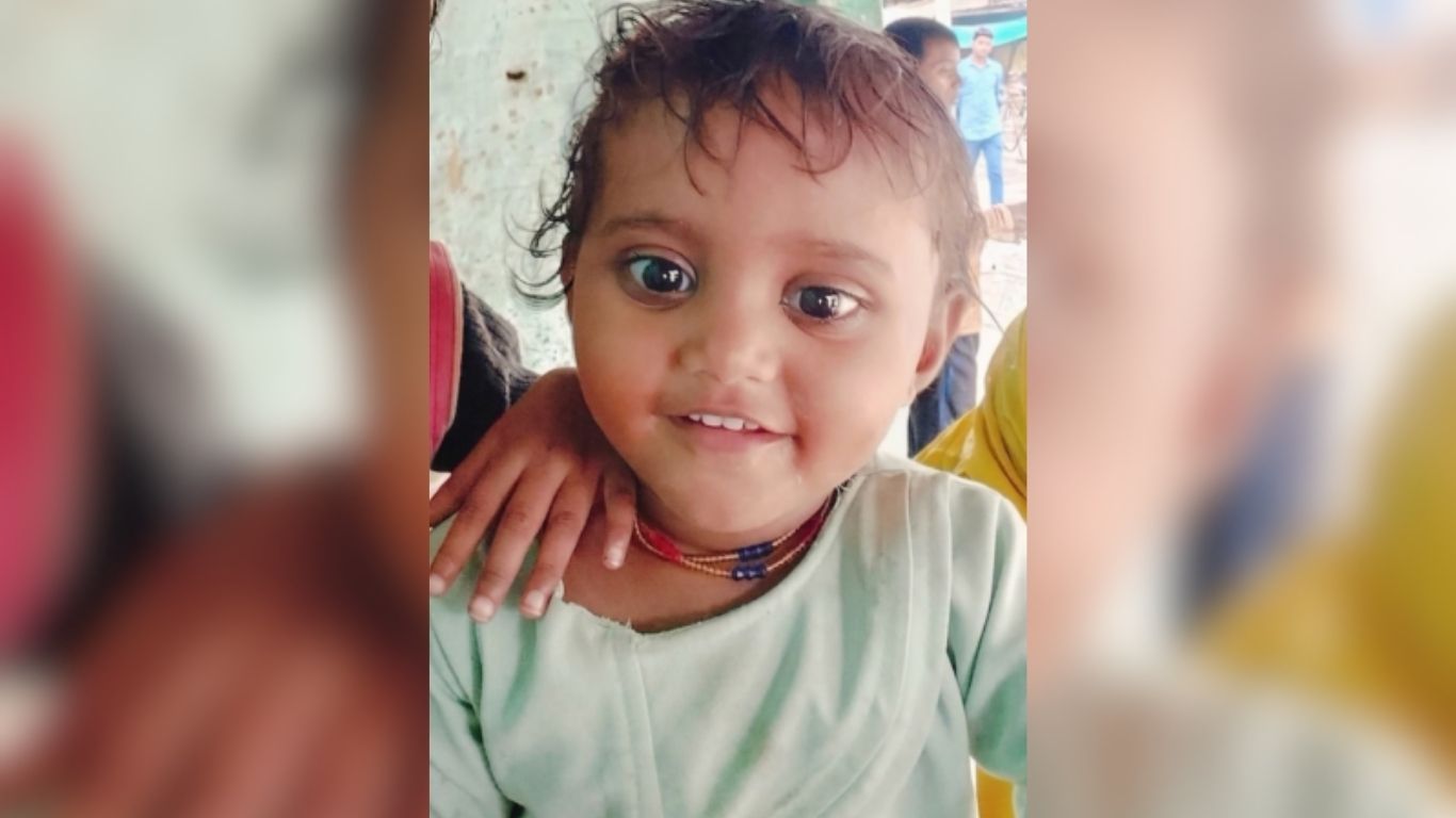 सड़क किनारे खेल रही थी 4 साल की शायना, पलभर में दौड़ता आया काल; ट्रैक्टर ने छीन ली मासूम की जिंदगी