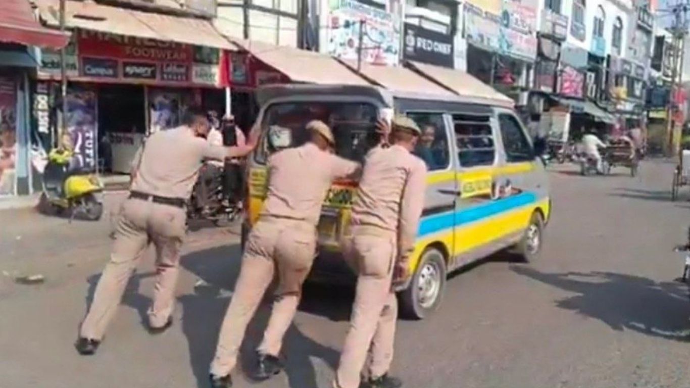 बरेली में खाकी बनी फरिश्ता, धूप में खराब स्कूल वैन को धक्का लगाकर पुलिस ने बच्चों को दी राहत