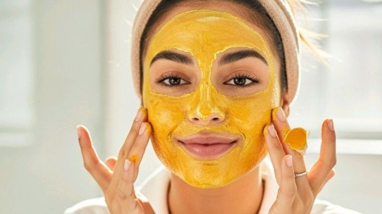 जब यह फेस पैक हल्का सूख जाए, तो अपनी उंगलियों को थोड़ा गीला करें और दो मिनट तक चेहरे की हल्के हाथों से सर्कुलर मोशन में मसाज करें। आखिर में, ठंडे या सादे पानी से अपना चेहरा अच्छी तरह धो लें और मुलायम तौलिये से सुखाएं। चेहरा धोने के तुरंत बाद जब आप शीशे में खुद को देखेंगे, तो त्वचा में गजब की ताजगी महसूस होगी। (Img- Pinterest)