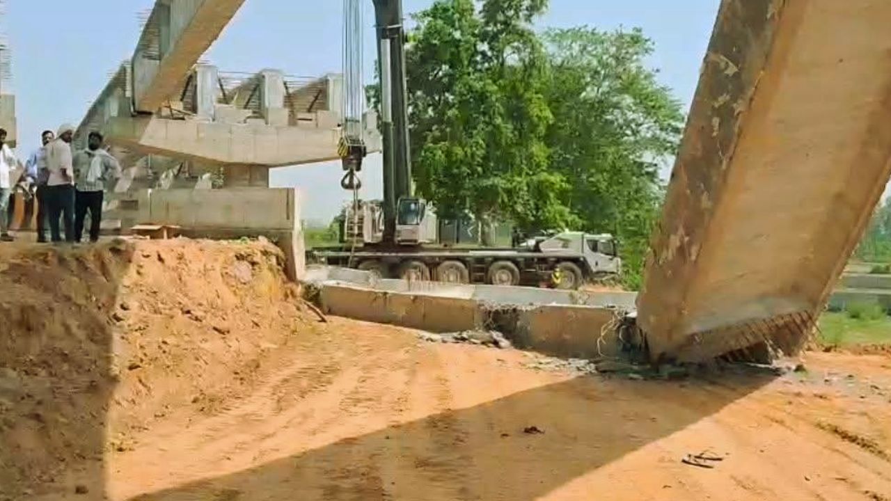 हरदोई में निर्माणाधीन पुल का 70 फीट स्लैब गिरा, मजदूर दबे, प्रशासन में मचा हड़कंप