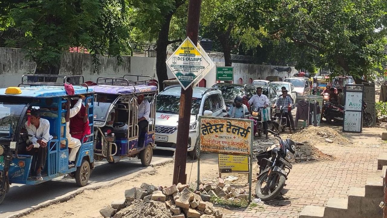 ओवरब्रिज मरम्मत कार्य बना मुसीबत, बदायूं शहर में रोजाना लग रहा लंबा जाम, जनता परेशान